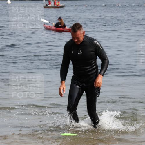 15.06.2025 - 27. Vierlanden-Triathlon Lena Gebhardt http://msf.ph/oto/8011828 15.06.2025 10:09:24 Schwimmen 421 meine-sportfotos.de