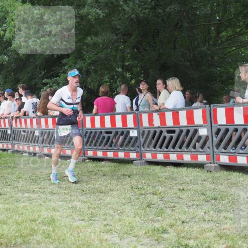 21.06.2025 - 27. Vierlanden-Triathlon KatJ http://msf.ph/oto/8011846 15.06.2025 13:07:19 Ziel 831 meine-sportfotos.de