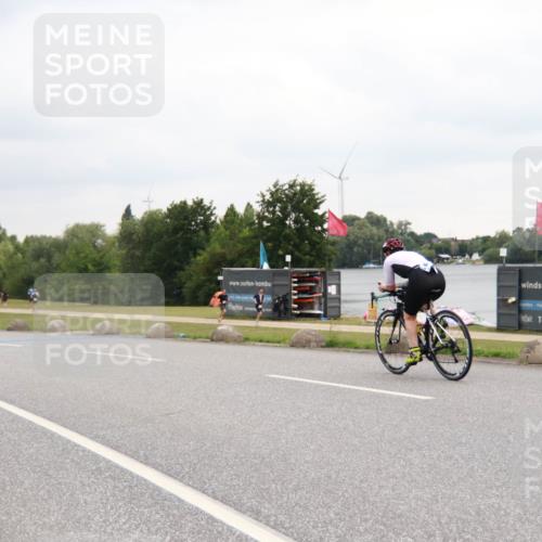 21.06.2025 - 27. Vierlanden-Triathlon H.Heesch http://msf.ph/oto/8011868 15.06.2025 13:12:47 Radfahren 1164 meine-sportfotos.de
