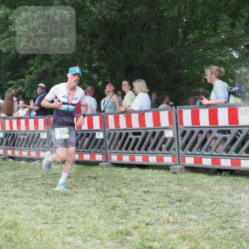 21.06.2025 - 27. Vierlanden-Triathlon KatJ http://msf.ph/oto/8011871 15.06.2025 13:07:19 Ziel 831 meine-sportfotos.de