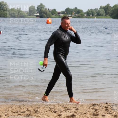 15.06.2025 - 27. Vierlanden-Triathlon Lena Gebhardt http://msf.ph/oto/8011892 15.06.2025 10:09:28 Schwimmen 421 meine-sportfotos.de