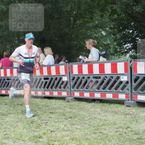 21.06.2025 - 27. Vierlanden-Triathlon KatJ http://msf.ph/oto/8011893 15.06.2025 13:07:20 Ziel 831 meine-sportfotos.de