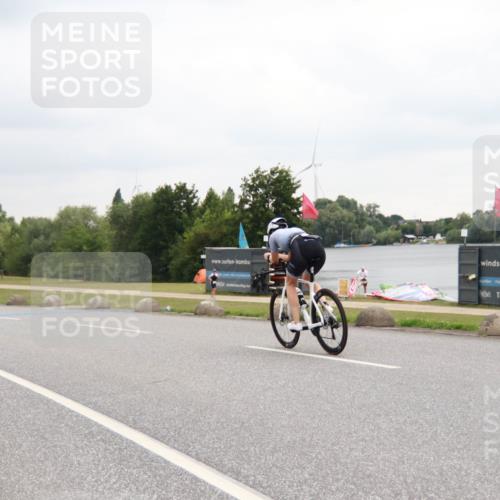 21.06.2025 - 27. Vierlanden-Triathlon H.Heesch http://msf.ph/oto/8011897 15.06.2025 13:12:55 Radfahren 1164, 1167, 1189 meine-sportfotos.de