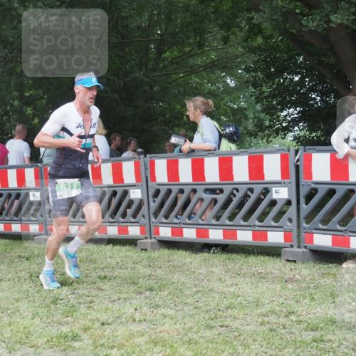 21.06.2025 - 27. Vierlanden-Triathlon KatJ http://msf.ph/oto/8011901 15.06.2025 13:07:20 Ziel 831 meine-sportfotos.de
