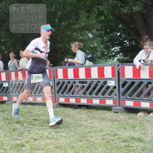 21.06.2025 - 27. Vierlanden-Triathlon KatJ http://msf.ph/oto/8011916 15.06.2025 13:07:20 Ziel 831 meine-sportfotos.de
