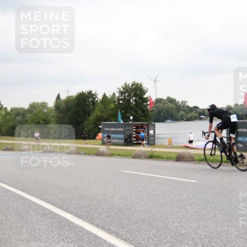 21.06.2025 - 27. Vierlanden-Triathlon H.Heesch http://msf.ph/oto/8011929 15.06.2025 13:13:08 Radfahren 1210, 1217 meine-sportfotos.de