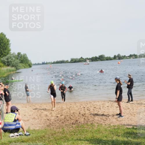 21.06.2025 - 27. Vierlanden-Triathlon MichiJ http://msf.ph/oto/8011933 15.06.2026 10:14:21 Schwimmen 482, 565, 618 meine-sportfotos.de