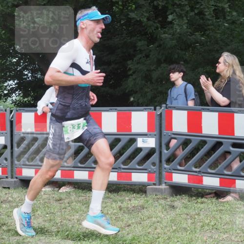 21.06.2025 - 27. Vierlanden-Triathlon KatJ http://msf.ph/oto/8011976 15.06.2025 13:07:20 Ziel 831 meine-sportfotos.de