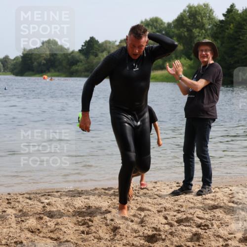 15.06.2025 - 27. Vierlanden-Triathlon Lena Gebhardt http://msf.ph/oto/8011986 15.06.2025 10:09:32 Schwimmen 421 meine-sportfotos.de