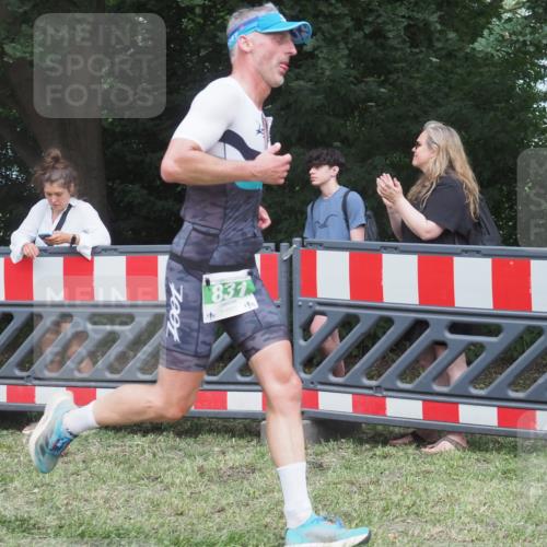 21.06.2025 - 27. Vierlanden-Triathlon KatJ http://msf.ph/oto/8011987 15.06.2025 13:07:21 Ziel 831 meine-sportfotos.de