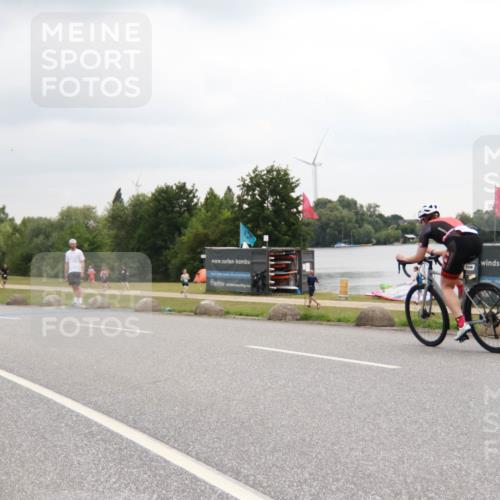 21.06.2025 - 27. Vierlanden-Triathlon H.Heesch http://msf.ph/oto/8012041 15.06.2025 13:14:15 Radfahren 1081, 1185, 1212, 1215 meine-sportfotos.de