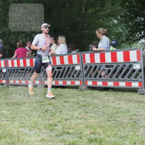21.06.2025 - 27. Vierlanden-Triathlon KatJ http://msf.ph/oto/8012053 15.06.2025 13:07:36 Ziel 676 meine-sportfotos.de