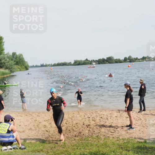 21.06.2025 - 27. Vierlanden-Triathlon MichiJ http://msf.ph/oto/8012066 15.06.2026 10:14:25 Schwimmen 482, 565, 618 meine-sportfotos.de