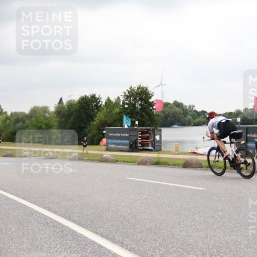 21.06.2025 - 27. Vierlanden-Triathlon H.Heesch http://msf.ph/oto/8012080 15.06.2025 13:14:47 Radfahren 1229 meine-sportfotos.de