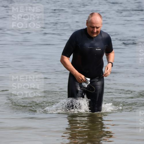15.06.2025 - 27. Vierlanden-Triathlon Lena Gebhardt http://msf.ph/oto/8012083 15.06.2025 10:09:54 Schwimmen 466 meine-sportfotos.de