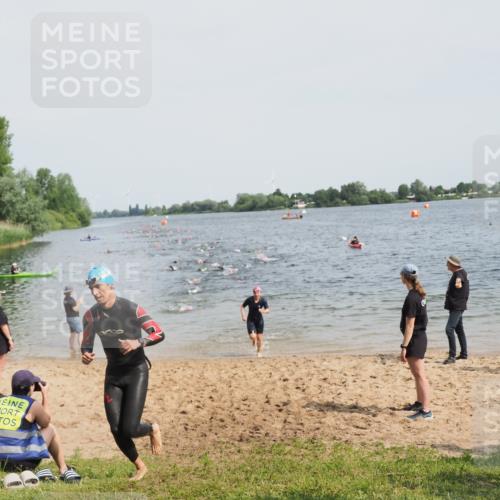 21.06.2025 - 27. Vierlanden-Triathlon MichiJ http://msf.ph/oto/8012086 15.06.2026 10:14:25 Schwimmen 482, 565, 618 meine-sportfotos.de