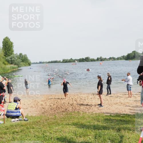 21.06.2025 - 27. Vierlanden-Triathlon MichiJ http://msf.ph/oto/8012102 15.06.2026 10:14:27 Schwimmen 482, 565, 615, 618 meine-sportfotos.de