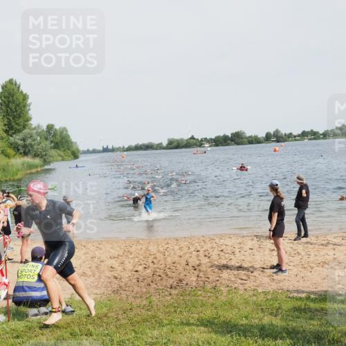 21.06.2025 - 27. Vierlanden-Triathlon MichiJ http://msf.ph/oto/8012120 15.06.2026 10:14:30 Schwimmen 482, 565, 615, 618 meine-sportfotos.de
