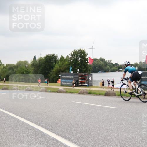 21.06.2025 - 27. Vierlanden-Triathlon H.Heesch http://msf.ph/oto/8012121 15.06.2025 13:14:57 Radfahren 1168, 1211, 1216 meine-sportfotos.de