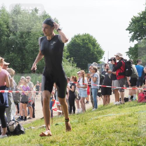 15.06.2025 - 27. Vierlanden-Triathlon KatJ http://msf.ph/oto/8012135 15.06.2025 10:13:56 Schwimmen 472, 490, 513, 540 meine-sportfotos.de