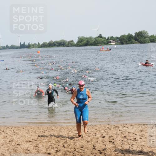 21.06.2025 - 27. Vierlanden-Triathlon MichiJ http://msf.ph/oto/8012143 15.06.2026 10:14:34 Schwimmen 565, 609, 615 meine-sportfotos.de