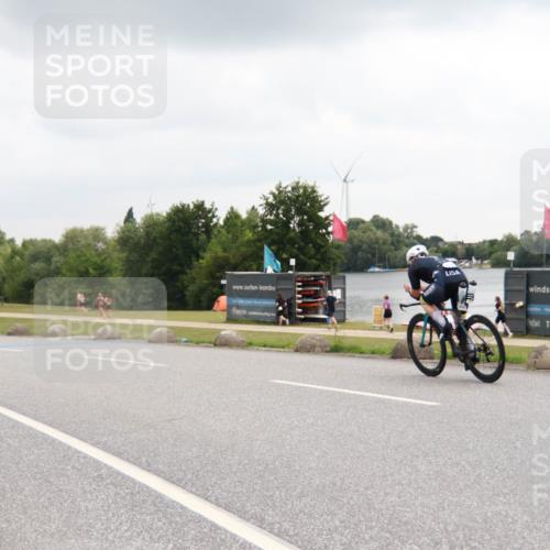 21.06.2025 - 27. Vierlanden-Triathlon H.Heesch http://msf.ph/oto/8012151 15.06.2025 13:16:39 Radfahren 1213 meine-sportfotos.de