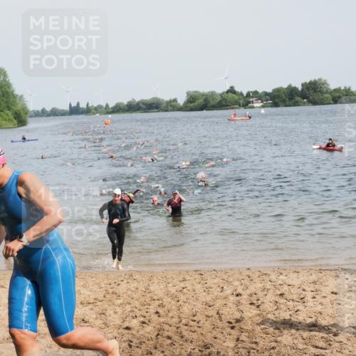 21.06.2025 - 27. Vierlanden-Triathlon MichiJ http://msf.ph/oto/8012167 15.06.2026 10:14:37 Schwimmen 546, 559, 609, 615 meine-sportfotos.de