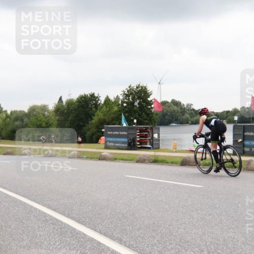 21.06.2025 - 27. Vierlanden-Triathlon H.Heesch http://msf.ph/oto/8012171 15.06.2025 13:17:19 Radfahren 1199, 1201 meine-sportfotos.de
