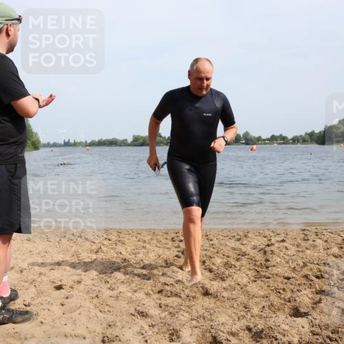 15.06.2025 - 27. Vierlanden-Triathlon Lena Gebhardt http://msf.ph/oto/8012239 15.06.2025 10:10:02 Schwimmen 466 meine-sportfotos.de