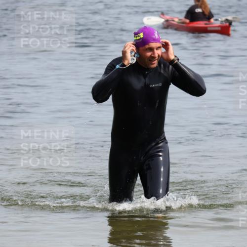 15.06.2025 - 27. Vierlanden-Triathlon Lena Gebhardt http://msf.ph/oto/8012259 15.06.2025 10:10:15 Schwimmen 417, 444 meine-sportfotos.de