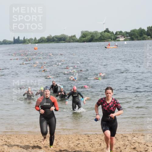 21.06.2025 - 27. Vierlanden-Triathlon MichiJ http://msf.ph/oto/8012261 15.06.2026 10:14:44 Schwimmen 546, 559, 608, 609 meine-sportfotos.de
