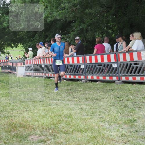 21.06.2025 - 27. Vierlanden-Triathlon KatJ http://msf.ph/oto/8012263 15.06.2025 13:08:24 Ziel 685, 740 meine-sportfotos.de