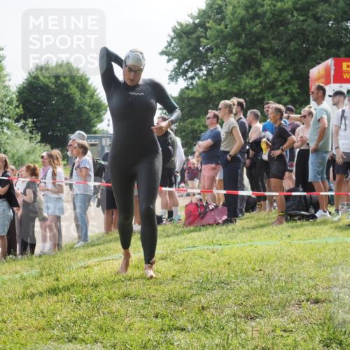 15.06.2025 - 27. Vierlanden-Triathlon KatJ http://msf.ph/oto/8012286 15.06.2025 10:14:04 Schwimmen 472, 475, 490 meine-sportfotos.de