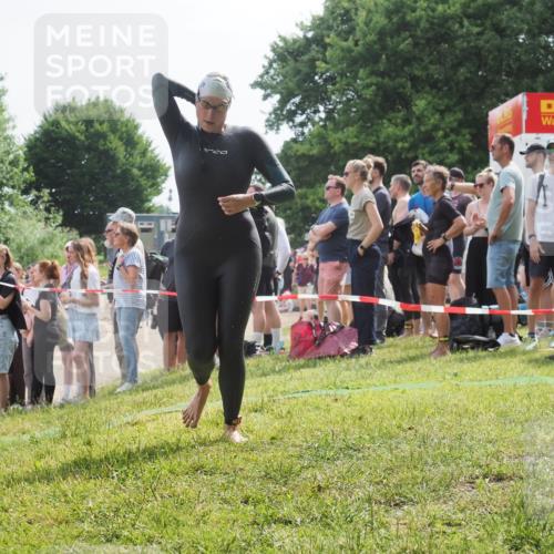 15.06.2025 - 27. Vierlanden-Triathlon KatJ http://msf.ph/oto/8012293 15.06.2025 10:14:04 Schwimmen 472, 475, 490 meine-sportfotos.de