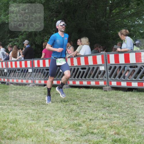 21.06.2025 - 27. Vierlanden-Triathlon KatJ http://msf.ph/oto/8012299 15.06.2025 13:08:24 Ziel 685, 740 meine-sportfotos.de
