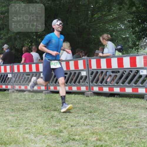 21.06.2025 - 27. Vierlanden-Triathlon KatJ http://msf.ph/oto/8012308 15.06.2025 13:08:25 Ziel 685, 740 meine-sportfotos.de