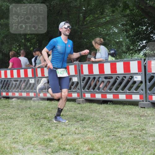 21.06.2025 - 27. Vierlanden-Triathlon KatJ http://msf.ph/oto/8012320 15.06.2025 13:08:25 Ziel 685, 740 meine-sportfotos.de