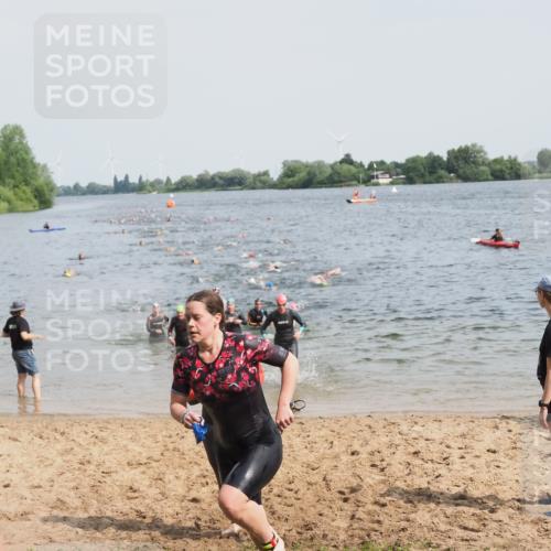 21.06.2025 - 27. Vierlanden-Triathlon MichiJ http://msf.ph/oto/8012324 15.06.2026 10:14:45 Schwimmen 546, 559, 593, 608, 609 meine-sportfotos.de