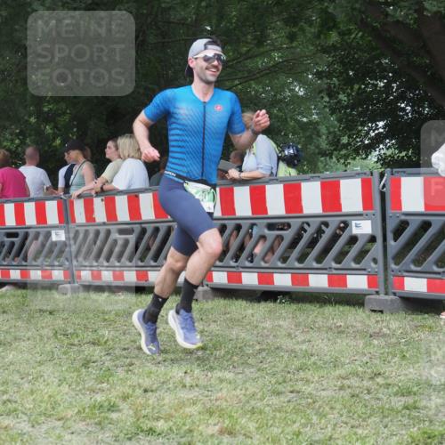 21.06.2025 - 27. Vierlanden-Triathlon KatJ http://msf.ph/oto/8012329 15.06.2025 13:08:25 Ziel 685, 740 meine-sportfotos.de