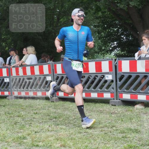 21.06.2025 - 27. Vierlanden-Triathlon KatJ http://msf.ph/oto/8012335 15.06.2025 13:08:25 Ziel 685, 740 meine-sportfotos.de