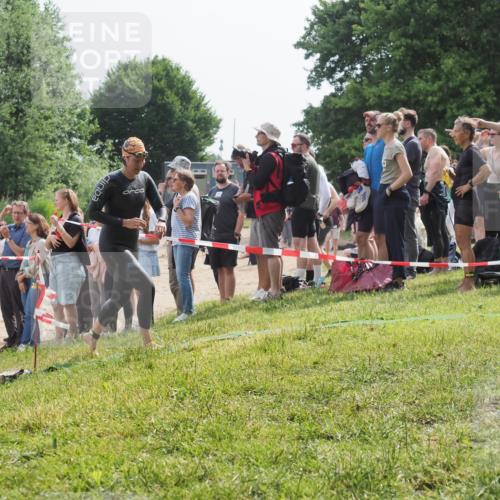 15.06.2025 - 27. Vierlanden-Triathlon KatJ http://msf.ph/oto/8012336 15.06.2025 10:14:06 Schwimmen 472, 475 meine-sportfotos.de