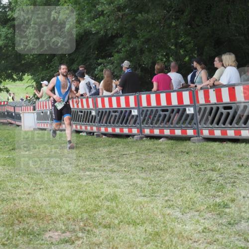 21.06.2025 - 27. Vierlanden-Triathlon KatJ http://msf.ph/oto/8012395 15.06.2025 13:08:27 Ziel 685 meine-sportfotos.de