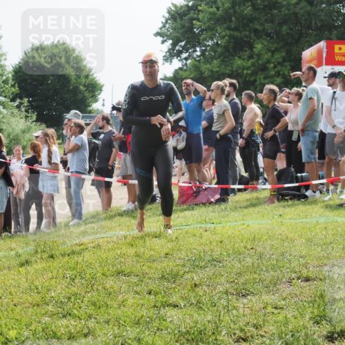 15.06.2025 - 27. Vierlanden-Triathlon KatJ http://msf.ph/oto/8012399 15.06.2025 10:14:07 Schwimmen 472, 475, 632 meine-sportfotos.de