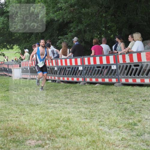 21.06.2025 - 27. Vierlanden-Triathlon KatJ http://msf.ph/oto/8012410 15.06.2025 13:08:27 Ziel 685 meine-sportfotos.de