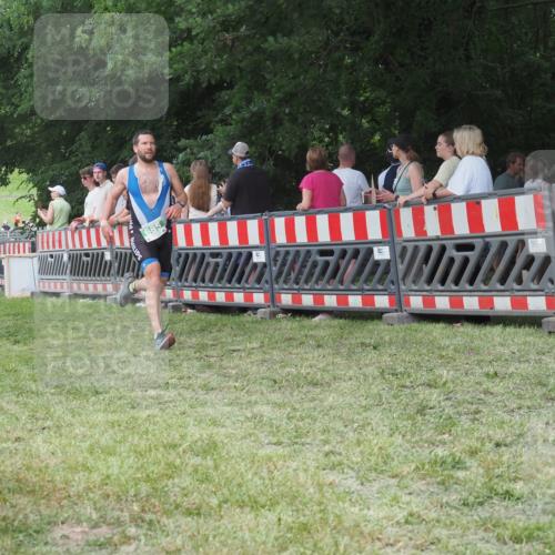 21.06.2025 - 27. Vierlanden-Triathlon KatJ http://msf.ph/oto/8012429 15.06.2025 13:08:27 Ziel 685 meine-sportfotos.de