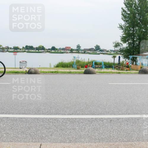 15.06.2025 - 27. Vierlanden-Triathlon H.Heesch http://msf.ph/oto/8012430 15.06.2025 11:06:50 Radfahren 21, 214, 593, 691 meine-sportfotos.de