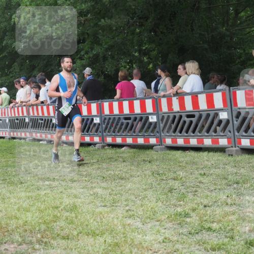21.06.2025 - 27. Vierlanden-Triathlon KatJ http://msf.ph/oto/8012451 15.06.2025 13:08:27 Ziel 685 meine-sportfotos.de