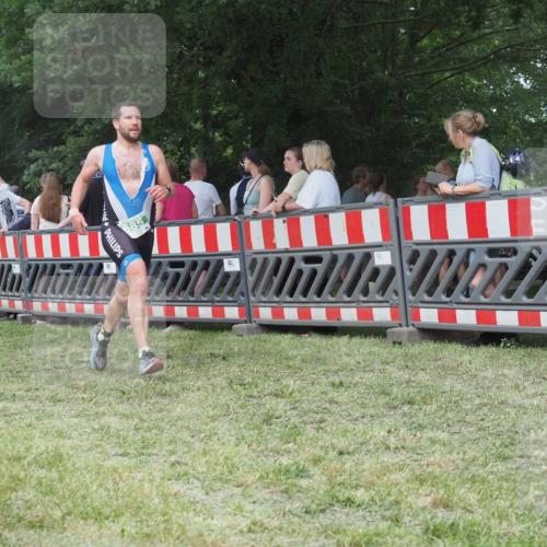 21.06.2025 - 27. Vierlanden-Triathlon KatJ http://msf.ph/oto/8012477 15.06.2025 13:08:28 Ziel 685 meine-sportfotos.de