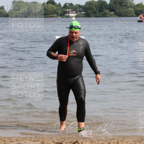15.06.2025 - 27. Vierlanden-Triathlon Lena Gebhardt http://msf.ph/oto/8012575 15.06.2025 10:10:56 Schwimmen 451 meine-sportfotos.de