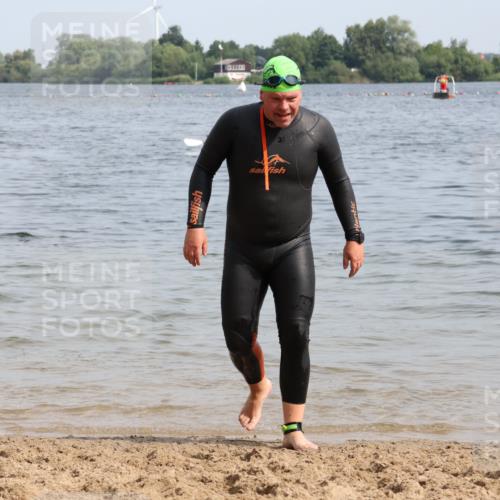 15.06.2025 - 27. Vierlanden-Triathlon Lena Gebhardt http://msf.ph/oto/8012588 15.06.2025 10:10:58 Schwimmen 451 meine-sportfotos.de